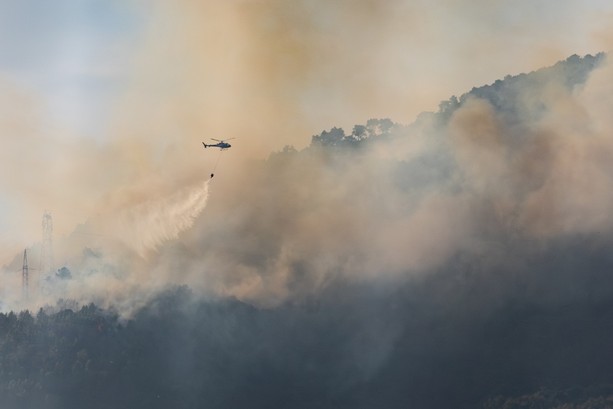 San Romolo, l'incendio non è ancora domato: richiesto anche l'intervento del Canadair (Foto) San Romolo, l'incendio non è ancora domato: richiesto anche l'intervento del Canadair (Foto)