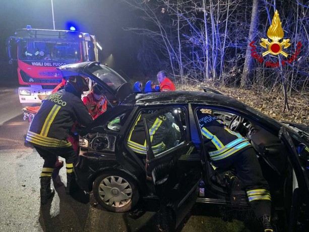 FOTO. Auto esce di strada e finisce contro un albero: automobilista ferito all'alba