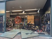 Assalto e furto nella notte alla Cicli Mattio di Piasco: sfondate le vetrine, danni ingenti [FOTO]