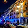 Esplosione nella notte in via Nizza: le fiamme fanno crollare il tetto dell'appartamento