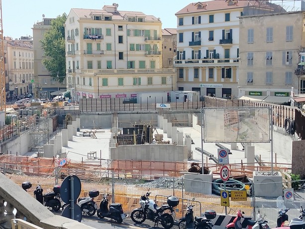 Piazza Eroi, arrivano le travi per l’ultimo livello del parcheggio: il cantiere entra nella fase decisiva (Foto) Piazza Eroi, arrivano le travi per l’ultimo livello del parcheggio: il cantiere entra nella fase decisiva (Foto)