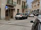 Rubano un armadio blindato con dei fucili in pieno centro a Torre Pellice nel giorno del mercato