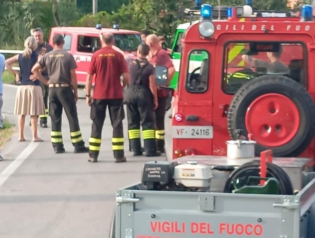 Incendio boschivo sul Mombracco: le fiamme si propagano minacciando le abitazioni tra Revello e Rifreddo