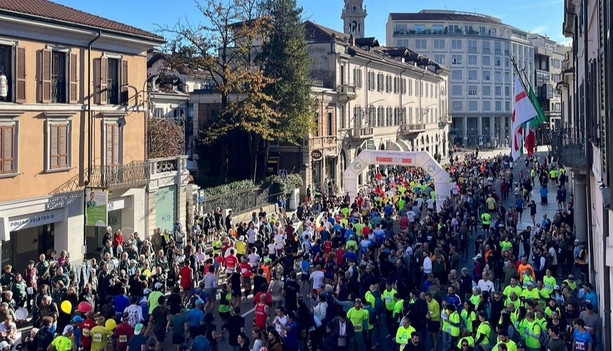 Una città magnifica immersa nei colori dell'autunno vissuta da duemila runner: la Varese City Run fa centro Una città magnifica immersa nei colori dell'autunno vissuta da duemila runner: la Varese City Run fa centro