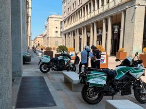 La polizia intensifica i controlli sui monopattini: multe sotto i portici di via Roma e verifiche su casco, targa e assicurazione