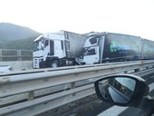Scontro tra tir sulla A12, autista in prognosi riservata