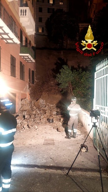 Crollo a Castelletto, concluse le ricerche: nessun ferito. Riaperta all’una di notte via Caffaro