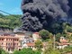 A fuoco il tetto della scuola Benedetto Croce a Mignanego, fumo nero e fiamme
