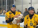 La vittoria più bella (5-2): papà Piroso mvp al giro di pista cullando la piccola Sofia