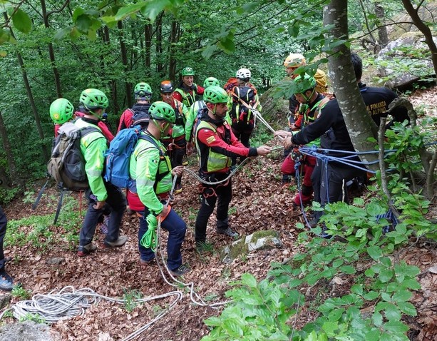 Ritrovata in un canalone a 1.700 metri la donna dispersa nel vallone di San Bernolfo, in valle Stura. In corso le operazioni di recupero