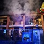 FOTO. Fiamme all'alba a Castronno, brucia un appartamento. Ustionata una donna