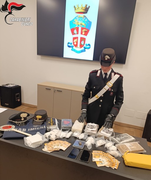 Cuneo, interrati in un orto 10 kg di cocaina pronta per essere immessa sul mercato