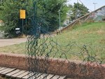 Mirafiori Sud, il campetto di via Artom tra trappole di ferro e degrado: “Messa in sicurezza urgente” Mirafiori Sud, il campetto di via Artom tra trappole di ferro e degrado: “Messa in sicurezza urgente”