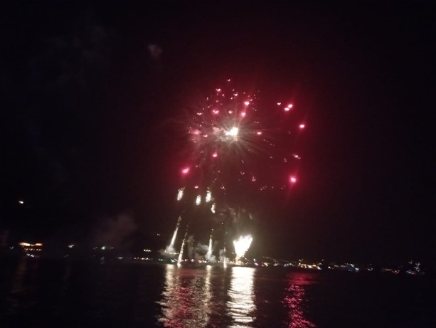 Laveno regina di ferragosto: cinquantamila persone con il naso all'insù per il grande spettacolo dei fuochi