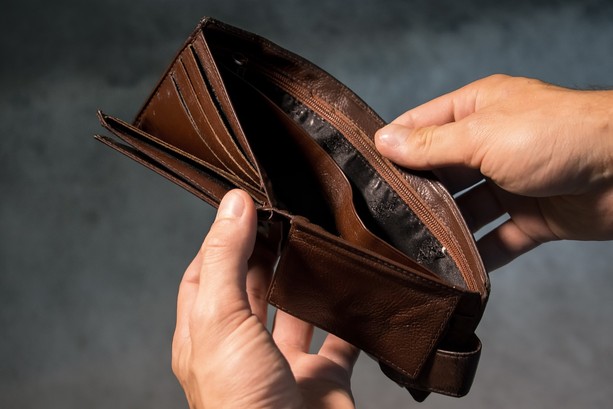 Pregiudicato rapina minore alla stazione di Mondovì per 10 euro, condannato a 5 anni Pregiudicato rapina minore alla stazione di Mondovì per 10 euro, condannato a 5 anni