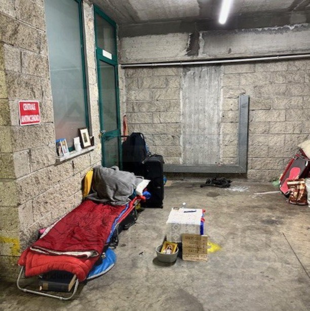 Sanremo: degrado e scarsa manutenzione alla stazione ferroviaria, luoghi trasformati in 'monolocali' dai clochard (Foto)