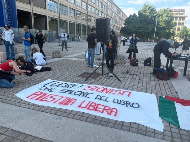 “Fuori i sionisti dal Salone del Libro”, la protesta dei Pro Palestina davanti ai cancelli della kermesse