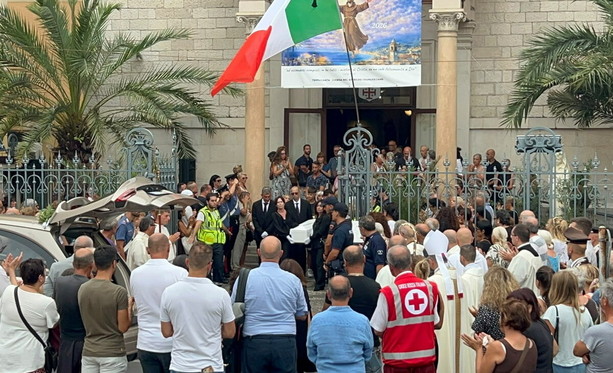 L’ultima carezza a Bea: Bordighera si ferma, poi l’accompagna nel vento e nel silenzio (Foto e video) L’ultima carezza a Bea: Bordighera si ferma, poi l’accompagna nel vento e nel silenzio (Foto e video)