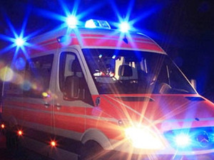 Auto si ribalta dopo l'incidente: due giovani donne ferite sull'Autolaghi Auto si ribalta dopo l'incidente: due giovani donne ferite sull'Autolaghi