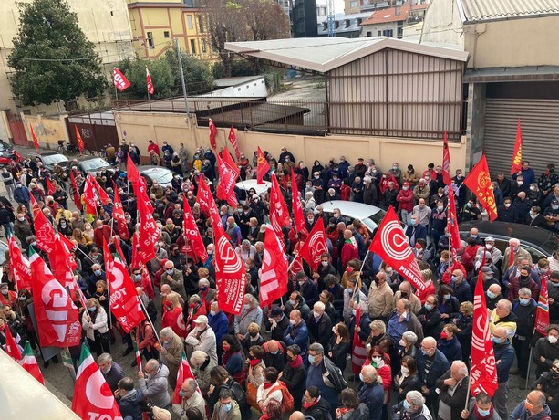 Torino in presidio contro assalto Cgil di Roma: "Attaccare il sindacato è attaccare chi lavora" [FOTO e VIDEO]