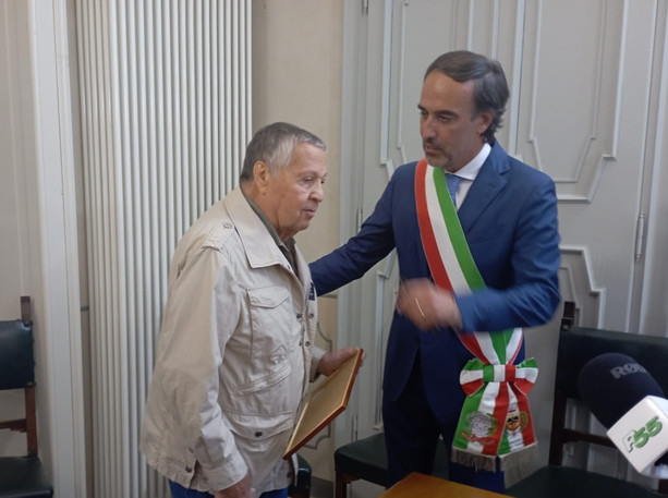 VIDEO e FOTO. Renato Pozzetto cittadino onorario di Laveno Mombello: «Affettuoso narratore del nostro territorio». La gag col sindaco: «Taac»