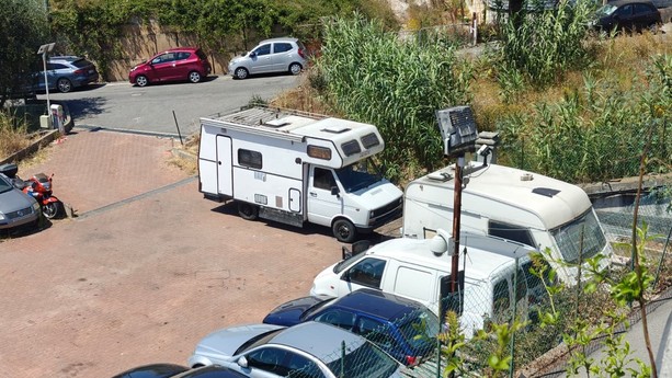 Sanremo, camper e roulotte occupano un parcheggio in via Flesia: residenti esasperati tra barbecue, rumori e timori per la sicurezza Sanremo, camper e roulotte occupano un parcheggio in via Flesia: residenti esasperati tra barbecue, rumori e timori per la sicurezza