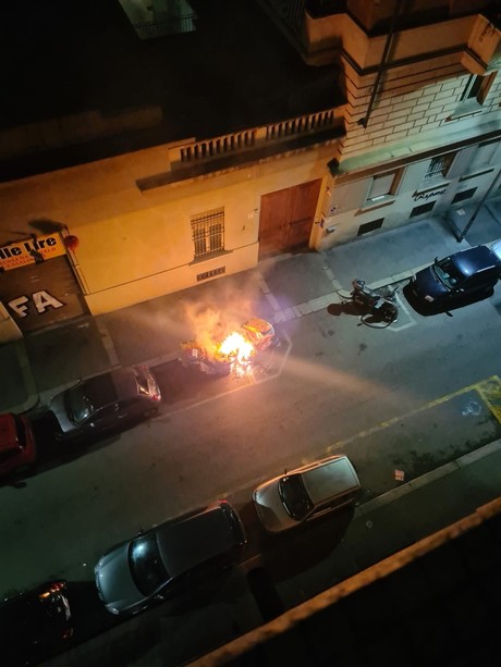 Sparano petardi e incendiano auto e bidoni, la 7: “Senza agenti, zone rosse flop”