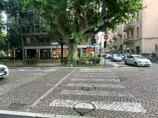 Varese, uomo ferito in via Dandolo: intervengono ambulanza e polizia Varese, uomo ferito in via Dandolo: intervengono ambulanza e polizia