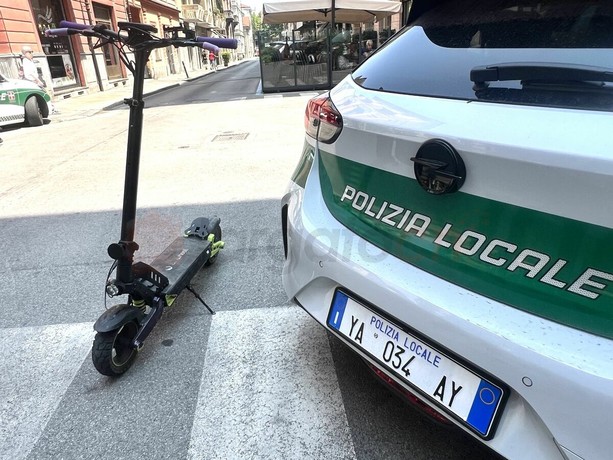 Per le vie di Cuneo, contromano in monopattino con il fratellino: 14enne inseguito e fermato dalla Polizia locale Per le vie di Cuneo, contromano in monopattino con il fratellino: 14enne inseguito e fermato dalla Polizia locale