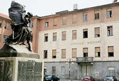 Lo ritiene colpevole della morte del compagno e aggredisce un medico con un coltello: arrestata una donna all'ospedale di Chieri