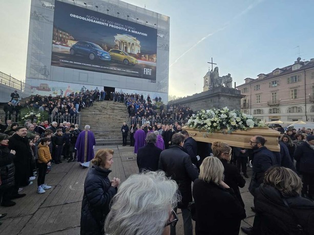 Operai, imprenditori e politica. L'ultimo saluto ad Alberto Bertone: &quot;È ancora con noi&quot; [FOTO]
