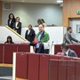 Regione, Pastorino in aula con la bandiera palestinese: “Non ci sono più sfumature, è genocidio”. E presenta un odg per chiedere lo stop ai rapporti con il governo di Israele