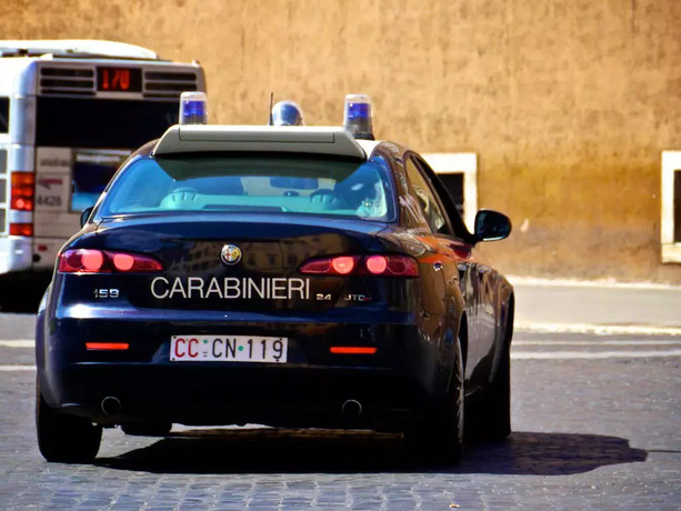 Motociclisti aggrediscono anziana in zona Madonna dell’Olmo: indagano i Carabinieri