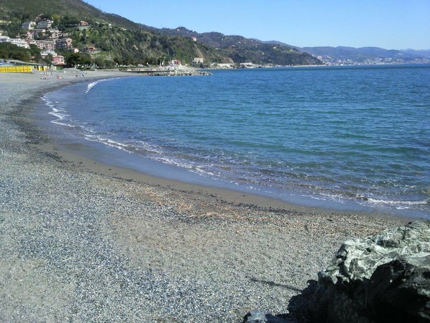 Arenzano, anziano si sente male mentre nuota: inutili i soccorsi sulla spiaggia Arenzano, anziano si sente male mentre nuota: inutili i soccorsi sulla spiaggia