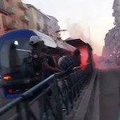Caos in Barriera di Milano: ignoti lanciano un fumogeno sul tram 4