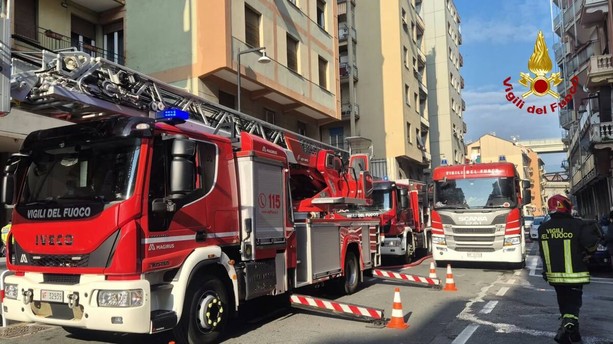 Incendio in un appartamento in via Torino, uomo intubato e trasferito al Centro Ustionati del San Martino Incendio in un appartamento in via Torino, uomo intubato e trasferito al Centro Ustionati del San Martino