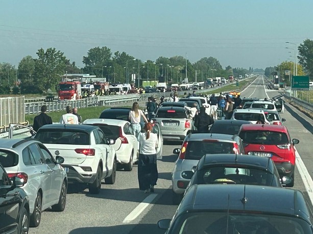 Incidente vicino all'area di servizio Rio Colorè: traffico in tilt sulla A6 Torino-Savona. Quattro feriti: un 77enne in codice rosso Incidente vicino all'area di servizio Rio Colorè: traffico in tilt sulla A6 Torino-Savona. Quattro feriti: un 77enne in codice rosso