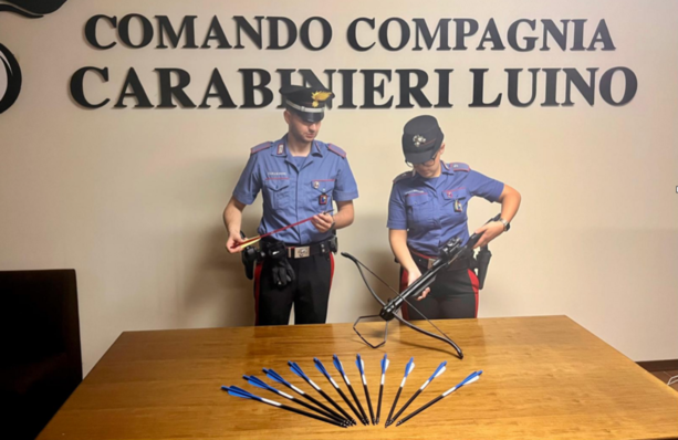 Violenta la compagna e picchia la cognata: arrestato. Nell'armadio i carabinieri gli trovano una balestra