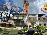 Fulmine sul campanile di Corte, droni dei Vigili del Fuoco in volo sulla frazione: 20 abitazioni in zona rossa (Video)