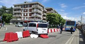Furgone senza conducente finisce contro un bus, spavento e disagi a Varese