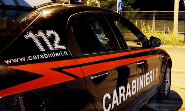 Vuole buttarsi dal cavalcavia della superstrada di Malpensa: giovane salvato in extremis dai carabinieri di Gallarate con l'aiuto di un camionista