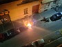 Sparano petardi e incendiano auto e bidoni, la 7: “Senza agenti, zone rosse flop”