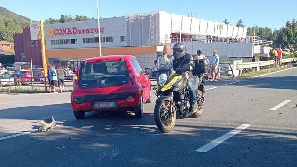 Schianto tra un'auto e una moto in viale Brigate Partigiane, a Cairo Montenotte: una donna in codice rosso al Santa Corona