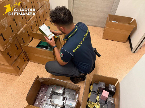 Oltre 6.700 profumi di marca &quot;taroccati&quot; sequestrati dalla Guardia di Finanza: denunciata una donna. Sul mercato avrebbero fruttato 250mila euro