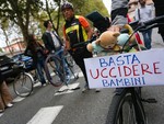 Muore a 7 anni in bici sulla strada condivisa. Il flash mob per la sicurezza tra le proteste degli automobilisti [FOTO E VIDEO]
