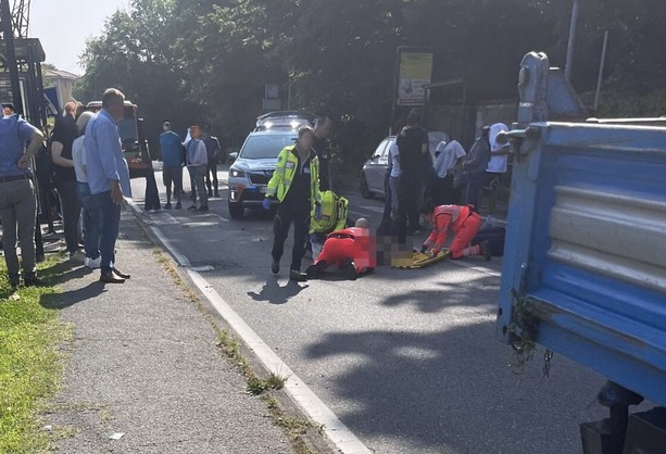 FOTO. Donna investita sulle strisce in via Borghi a Varese: è grave