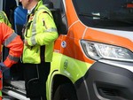 Scontro tra un'auto e una moto: un ferito grave