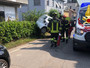 Scontro tra due auto a Varese, una finisce sulla siepe di una recinzione