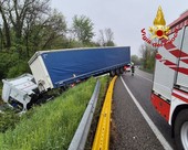 Perde il controllo del tir e finisce fuori strada: paura sulla Provinciale 1 tra Gemonio e Cittiglio