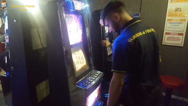 In via Sospello le slot erano "travestite" da Tetris, ma non hanno ingannato la Gdf: multa e sequestro [FOTO e VIDEO]